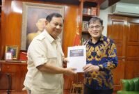 Ketua Umum Partai Gerindra Prabowo Subianto bersama Politikus PDI Perjuangan Budiman Sudjatmiko. (Dik. Tim Media Prabowo Subianto)