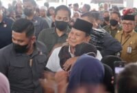 Ketua Umum Partai Gerindra Prabowo Subianto saat bersama Masyarakat. (Facbook.com/@Prabowo Subianto)
