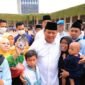 Ketua Umum Partai Gerindra Prabowo Subianto saat bersama Masyarakat. (Facbook.com/@Prabowo Subianto)

