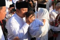 Ketua Umum Partai Gerindra Prabowo Subianto saat bersama Masyarakat. (Facbook.com/@Prabowo Subianto)
