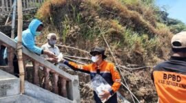 Akibat kebakaran hutan dan lahan (karhutla) kembali terjadi di Gunung Merbabu pada Jumat (27/10/2023), BPBD Kabupaten Semarang mengevakuasi warga Dusun Ngaduman, Kecamatan Getasan. (Dok. BPBD Kabupaten Semarang)