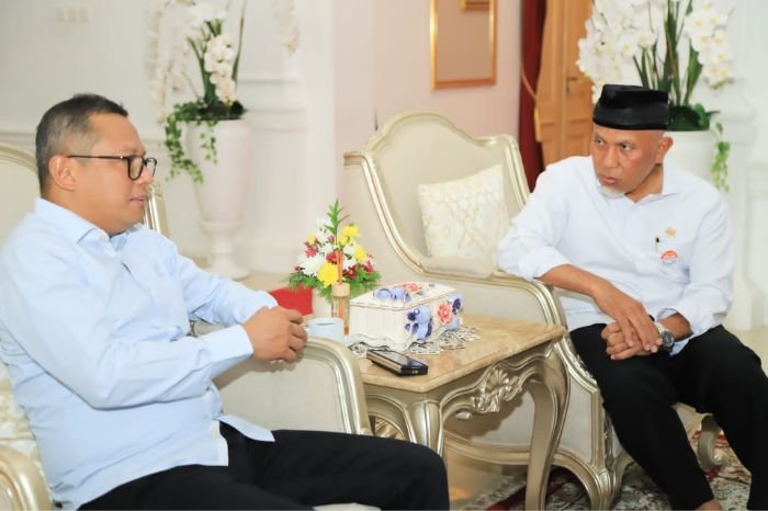 Foto : Ketua BNSP, Syamsi Hari, dan Gubernur Sumatera Barat, Mahyeldi, bersama Kadisnakertrans Nizam Ul Muluk membahas langkah konkret untuk meningkatkan sertifikasi kompetensi di Sumbar, (29/12/23). (Doc.Ist)