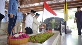 Calon Presiden Nomor Urut 2, Prabowo Subianto melakukan Ziarah ke Makam Bapak Proklamator Ir. Soekarno yang terletak di Blitar, Jawa Timur. (Dok. Tim Media Prabowo-Gibran)