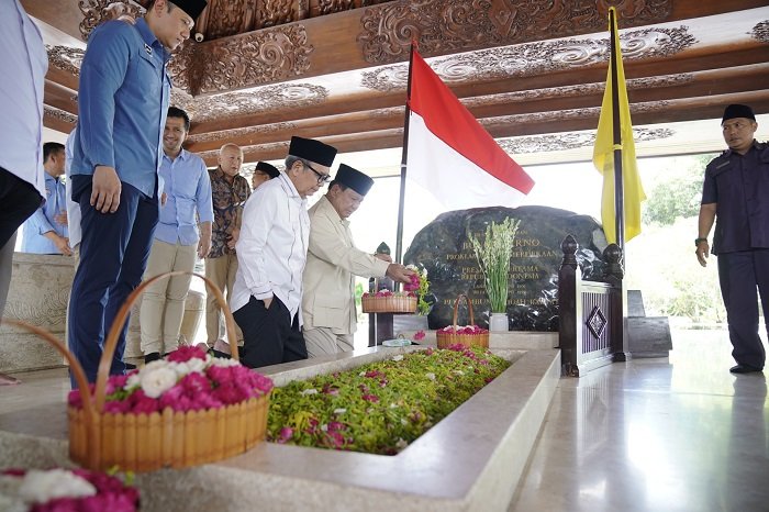 Calon Presiden Nomor Urut 2, Prabowo Subianto melakukan Ziarah ke Makam Bapak Proklamator Ir. Soekarno yang terletak di Blitar, Jawa Timur. (Dok. Tim Media Prabowo-Gibran)