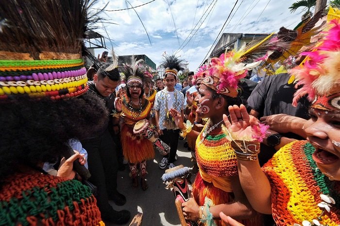 Cawapres nomor urut 2 Gibran Rakabuming Raka bertemu dengan tokoh adat Papua di Kampung Sere, Jayapura, Jumat, 26 Januari 2024. (Dok. TKN Prabowo Gibran)