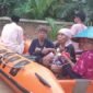 Tim Gabungan melakukan evakuasi warga yang terdampak banjir di Kabupaten Padang Pariaman, Sumatra Barat. (Dok. BPBD Kabupaten Padang Pariaman)