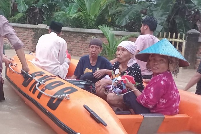 Tim Gabungan melakukan evakuasi warga yang terdampak banjir di Kabupaten Padang Pariaman, Sumatra Barat. (Dok. BPBD Kabupaten Padang Pariaman)