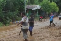 Tim Gabungan bersama warga lakukan pembersihan material pascabanjir di Kabupaten Jayapura, Provinsi Papua. (Dok. BPBD Kabupaten Jayapura.)