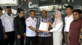 Calon Bupati Mimika, Maximus Tipagau, dan Calon Wakil Bupati, Peggi Patrisia Pattipi, telah secara resmi mengumumkan dan menunjuk tim pengacara untuk menangani isu-isu hukum yang berkaitan dengan penyebaran kebencian di media sosial yang menyerang mereka. Keputusan ini diambil oleh Maximus Tipagau, saat ia dan kuasa hukumnya bertemu di Kamoro Cafe, Jalan Cenderawasih SP 2 Timika, pada hari Senin, 23 September 2024.