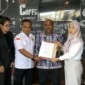 Calon Bupati Mimika, Maximus Tipagau, dan Calon Wakil Bupati, Peggi Patrisia Pattipi, telah secara resmi mengumumkan dan menunjuk tim pengacara untuk menangani isu-isu hukum yang berkaitan dengan penyebaran kebencian di media sosial yang menyerang mereka. Keputusan ini diambil oleh Maximus Tipagau, saat ia dan kuasa hukumnya bertemu di Kamoro Cafe, Jalan Cenderawasih SP 2 Timika, pada hari Senin, 23 September 2024.