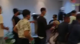 Pembubaran acara dilakukan oleh sekelompok orang tak dikenal (OTK) di hotel kawasan Kemang, Jakarta Selatan. (Dok. Tangkapan layar Yuotube.com NKRI POST)