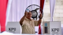 Presiden RI Prabowo Subianto saat mencoblos di TPS 08, Bojong Koneng, Babakan Madang, Bogor. (Dok. Tim Media Prabowo)

