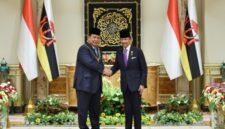 Presiden RI Prabowo Subianto bersama Yang Maha Mulia Seri Sultan Haji Hassanal Bolkiah di Istana Nurul Iman Brunei Darussalam. (Dok. Tim Media Prabowo Subianto) 