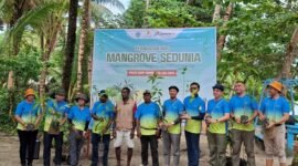 Penanaman 100 bibit mangrove di pesisir Soop jadi langkah awal jaga abrasi dan serap karbon. (Dok. Pertamina EP Papua Field)