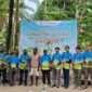 Penanaman 100 bibit mangrove di pesisir Soop jadi langkah awal jaga abrasi dan serap karbon. (Dok. Pertamina EP Papua Field)