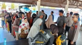 1. Warga Aimas antre membeli beras murah di Alun-alun Aimas yang digelar Polda Papua Barat Daya. (Dok. Polda Papua Barat Daya)
