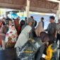 1. Warga Aimas antre membeli beras murah di Alun-alun Aimas yang digelar Polda Papua Barat Daya. (Dok. Polda Papua Barat Daya)

