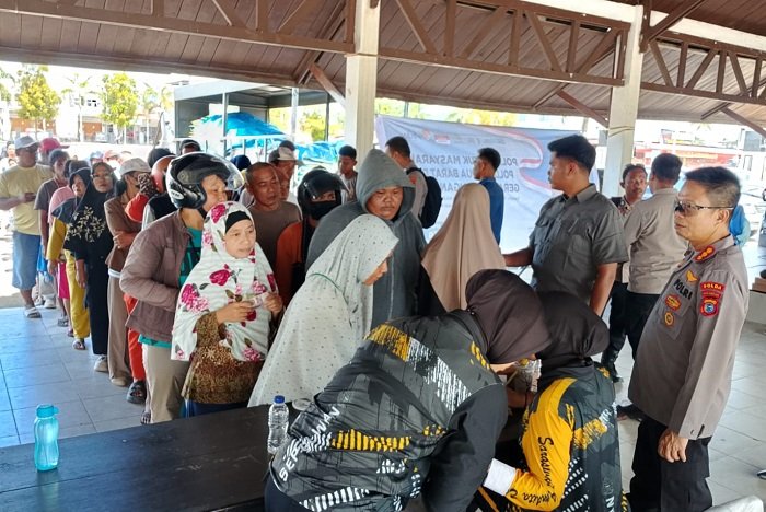 1. Warga Aimas antre membeli beras murah di Alun-alun Aimas yang digelar Polda Papua Barat Daya. (Dok. Polda Papua Barat Daya)
