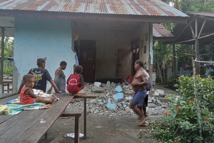 Kerusakan bangunan di Kampung Dabe akibat gempa kuat menimbulkan tantangan penanganan darurat. (DOk. BPBD)