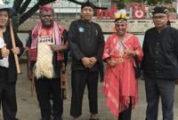 Gubernur Elisa Kambu melepas rombongan karnaval budaya dengan semangat persatuan. (Dok. Dullah)