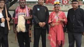 Gubernur Elisa Kambu melepas rombongan karnaval budaya dengan semangat persatuan. (Dok. Dullah)