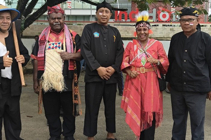 Gubernur Elisa Kambu melepas rombongan karnaval budaya dengan semangat persatuan. (Dok. Dullah)