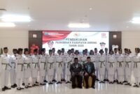1. Bupati Johny Kamuru kukuhkan 30 anggota Paskibraka Sorong 2025 di Aimas Convention Center. (Dok. Dullah)