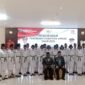 1. Bupati Johny Kamuru kukuhkan 30 anggota Paskibraka Sorong 2025 di Aimas Convention Center. (Dok. Dullah)