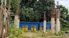 Kondisi proyek KPP Pratama Sorong senilai Rp30 miliar hanya meninggalkan tiang beton. (Dok. DUllah)
