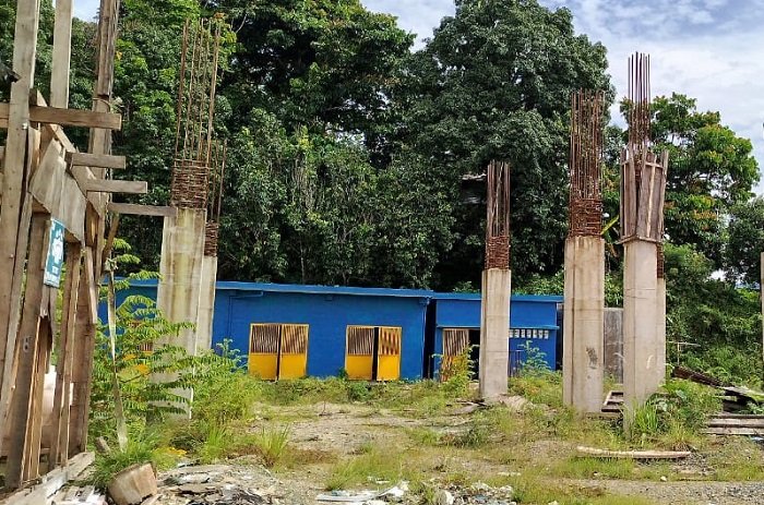 Kondisi proyek KPP Pratama Sorong senilai Rp30 miliar hanya meninggalkan tiang beton. (Dok. DUllah)
